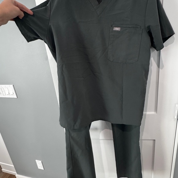 SET Men’s FIGS Scrubs size M Cement Grey Top & Pants set - Picture 1 of 6